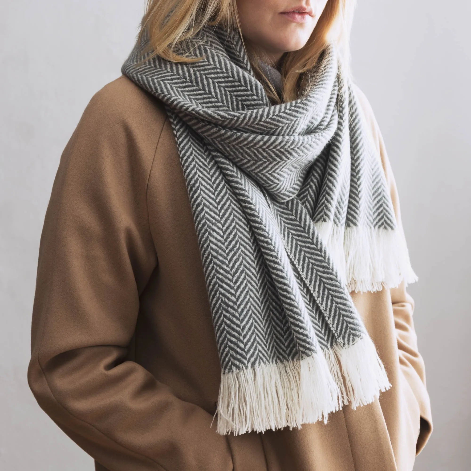 Nerva Cashmere Scarf [Charcoal/Cream]