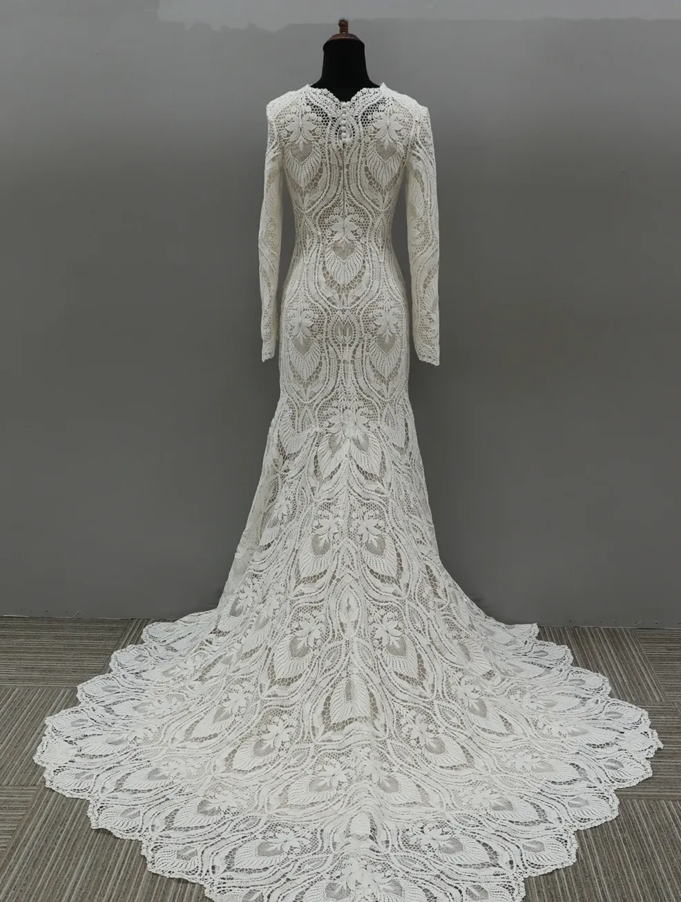 Vintage Lace Boho Wedding Dress With Long Scalloped Train